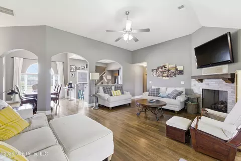 Living - 5353 Keating Dr, Olive Branch, MS 38654 photo 1 of 2
