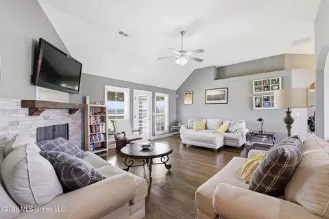 Living - 5353 Keating Dr, Olive Branch, MS 38654 photo 2 of 2