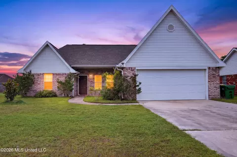 2212 Paula Cir, Ocean Springs, MS 39564