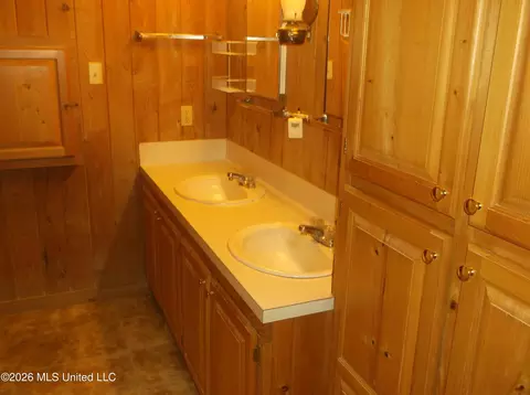 Bath - 1090 Moak Rd, Summit, MS 39666 photo 2 of 3