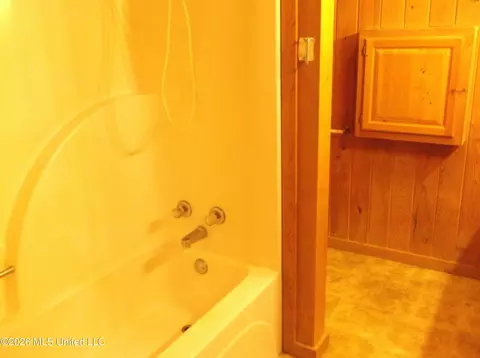 Bath - 1090 Moak Rd, Summit, MS 39666 photo 3 of 3
