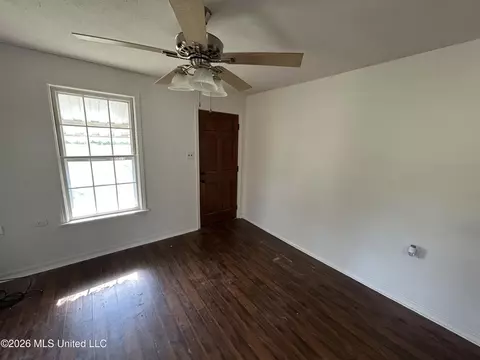 Living - 403 Front St, Vaiden, MS 39176 photo 4 of 5