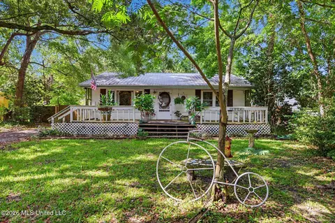 1918 Stuart Ave, Ocean Springs, MS 39564
