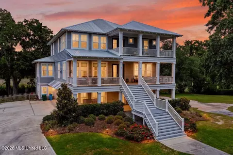 419 E Beach Dr, Ocean Springs, MS 39564