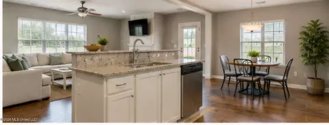 Entry Way - 7270 Lauren Ln, Olive Branch, MS 38654 photo 2 of 3