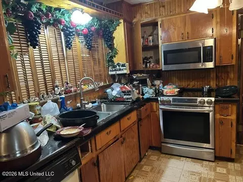 Kitchen - 909 Pershing St, Mccomb, MS 39648 photo 3 of 4