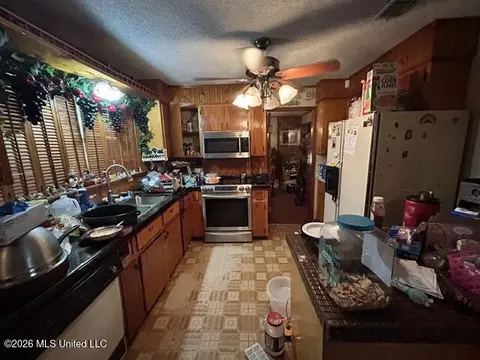 Kitchen - 909 Pershing St, Mccomb, MS 39648 photo 4 of 4