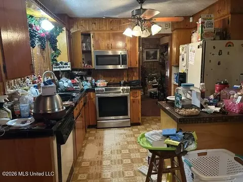 Kitchen - 909 Pershing St, Mccomb, MS 39648 photo 1 of 4