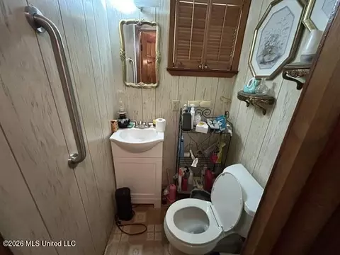 Bath - 909 Pershing St, Mccomb, MS 39648 photo 1 of 1
