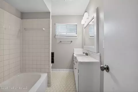 Bath - 5801 Orchardview Dr, Jackson, MS 39211 photo 2 of 3