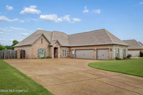 2190 Redbud Cv, Southaven, MS 38672