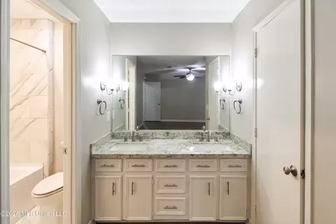 Bath - 320 Helmsley Dr, Brandon, MS 39047 photo 1 of 4
