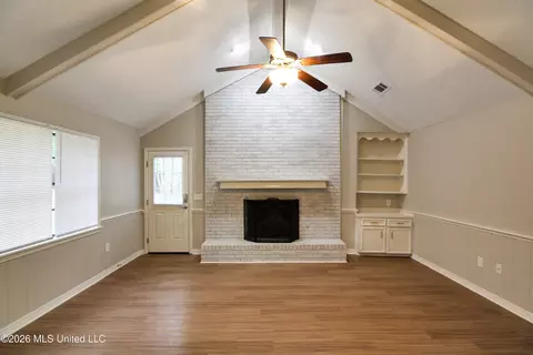 Living - 320 Helmsley Dr, Brandon, MS 39047 photo 2 of 4