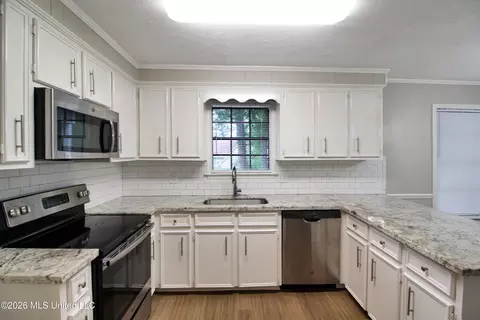 Kitchen - 320 Helmsley Dr, Brandon, MS 39047 photo 1 of 3
