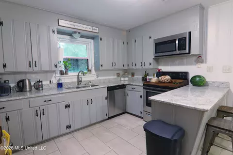 Kitchen - 5871 S Highway 305, Hernando, MS 38632 photo 2 of 2