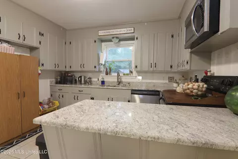 Kitchen - 5871 S Highway 305, Hernando, MS 38632 photo 1 of 2