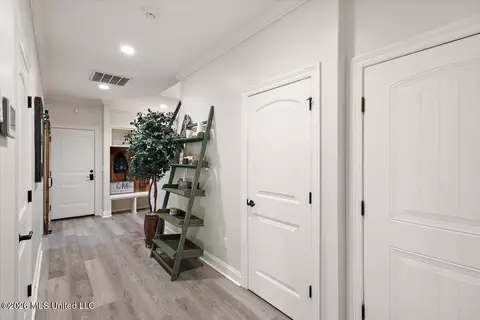 Entry Way - 140 Winchester Dr, Flora, MS 39071 photo 3 of 7