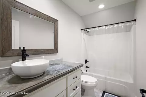 Bath - 140 Winchester Dr, Flora, MS 39071 photo 3 of 6