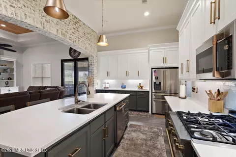 Kitchen - 140 Winchester Dr, Flora, MS 39071 photo 4 of 5