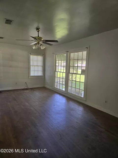 Living - 164 Saint Augustine Dr, Madison, MS 39110 photo 2 of 2