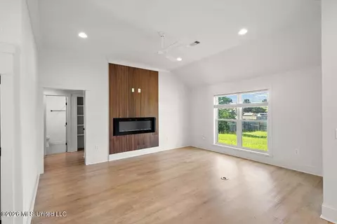 Living - 405 Mason Ct, Brandon, MS 39047 photo 2 of 2