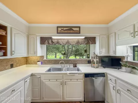 Kitchen - 4776 Terry Rd, Jackson, MS 39212 photo 2 of 4