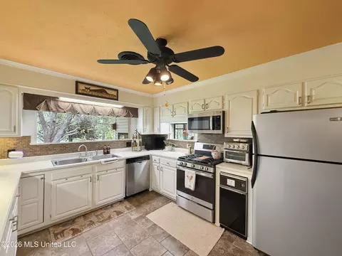 Kitchen - 4776 Terry Rd, Jackson, MS 39212 photo 4 of 4