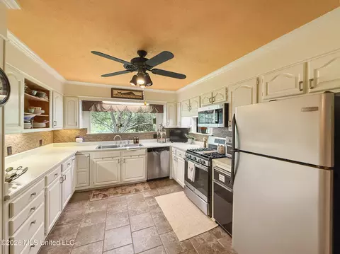 Kitchen - 4776 Terry Rd, Jackson, MS 39212 photo 3 of 4