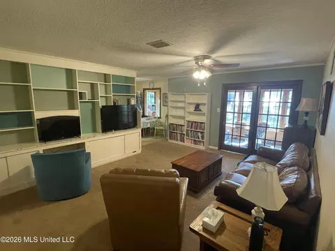 Living - 919 Kraner Ln, Brookhaven, MS 39601 photo 2 of 3