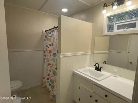 Bath - 919 Kraner Ln, Brookhaven, MS 39601 photo 3 of 5