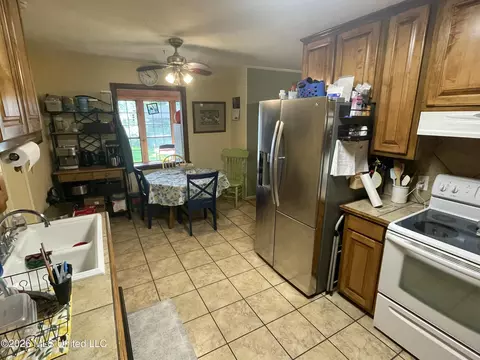 Kitchen - 919 Kraner Ln, Brookhaven, MS 39601 photo 3 of 4