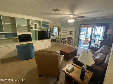 Living - 919 Kraner Ln, Brookhaven, MS 39601 photo 1 of 3