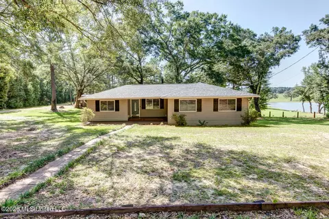 152 Mccastile Rd, Carriere, MS 39426