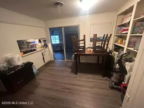 Dining - 5877 Kinder Dr, Jackson, MS 39211 photo 1 of 1