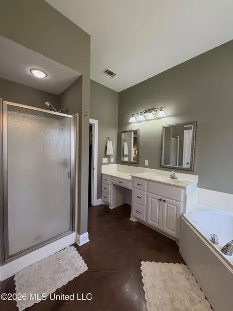Bath - 285 Lighthouse Ln, Brandon, MS 39047 photo 1 of 4