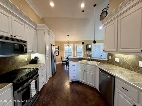 Kitchen - 285 Lighthouse Ln, Brandon, MS 39047 photo 1 of 2