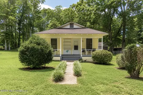 Exterior - 2021 Berthadale Rd, Mccomb, MS 39648 photo 3 of 9