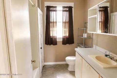 Bath - 2021 Berthadale Rd, Mccomb, MS 39648 photo 1 of 1