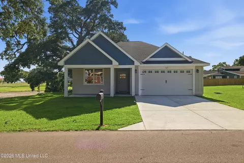 127 Iberville Dr, Biloxi, MS 39531