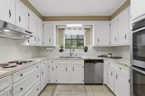 Kitchen - 2 Sandway Dr, Brandon, MS 39042 photo 3 of 3