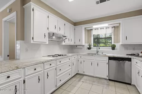 Kitchen - 2 Sandway Dr, Brandon, MS 39042 photo 2 of 3