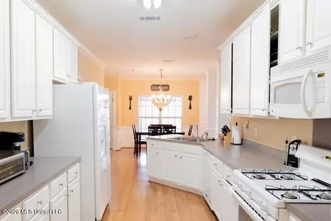 Kitchen - 5890 Hanging Moss Rd, Jackson, MS 39206 photo 6 of 7
