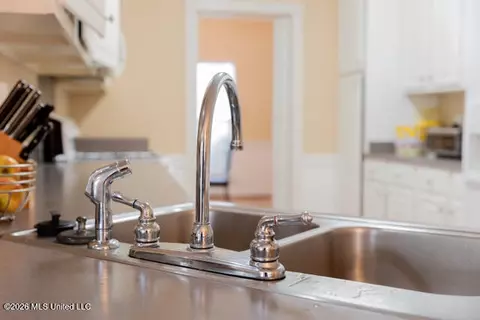 Kitchen - 5890 Hanging Moss Rd, Jackson, MS 39206 photo 4 of 7