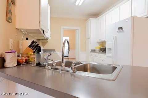 Kitchen - 5890 Hanging Moss Rd, Jackson, MS 39206 photo 3 of 7
