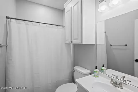 Bath - 1011 Rolling Oaks Dr, Mccomb, MS 39648 photo 3 of 4