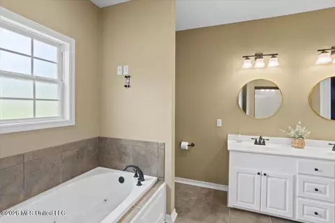 Bath - 1011 Rolling Oaks Dr, Mccomb, MS 39648 photo 2 of 4