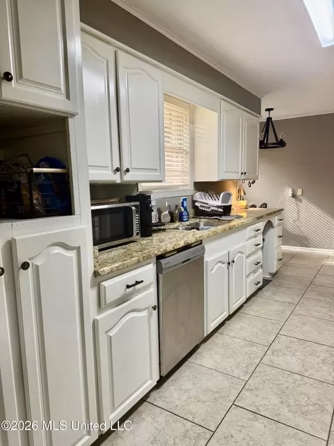 Kitchen - 124 Tanglewood Rd, Natchez, MS 39120 photo 4 of 5