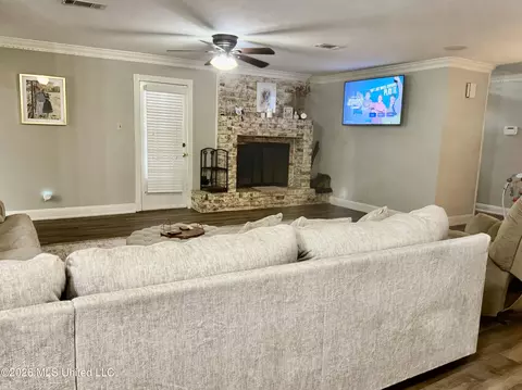 Living - 124 Tanglewood Rd, Natchez, MS 39120 photo 3 of 3