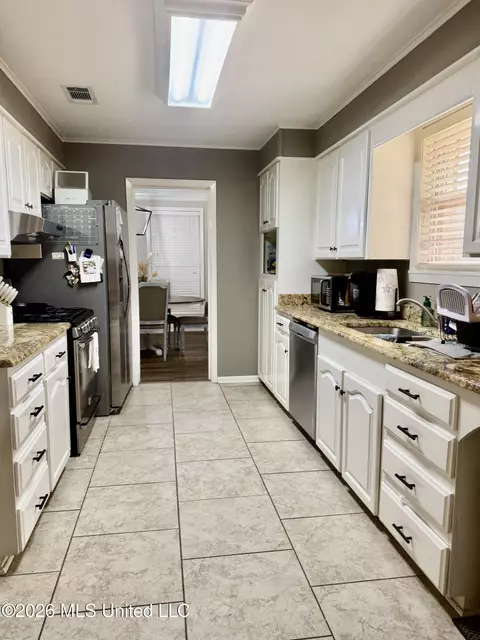 Kitchen - 124 Tanglewood Rd, Natchez, MS 39120 photo 2 of 5