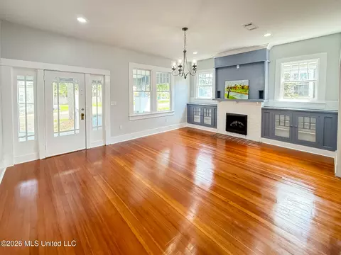 Living - 322 S 6th St, Mccomb, MS 39648 photo 2 of 5
